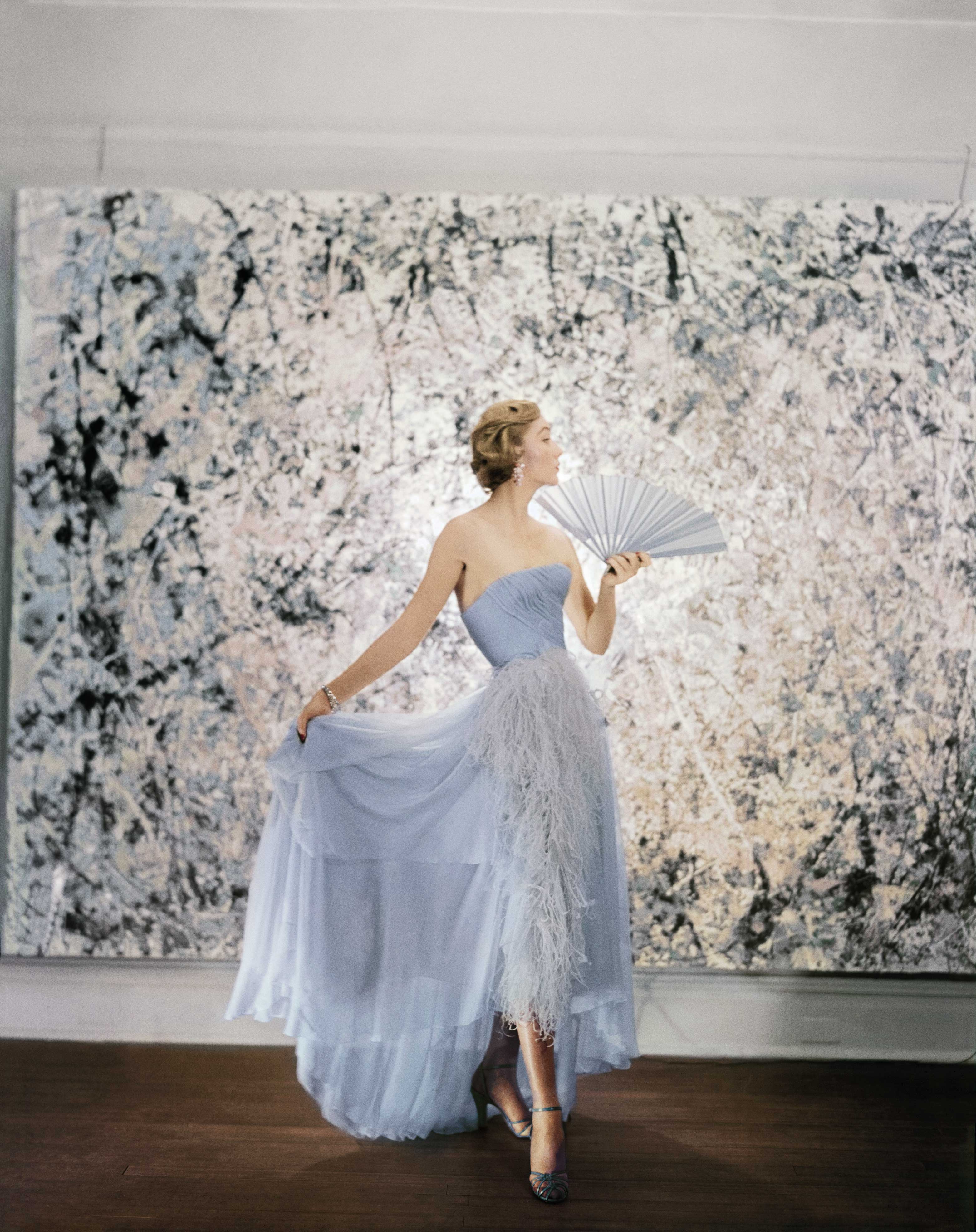 Modelo num vestido em seda e plumas, fotografada para a Vogue americana em 1951 © Cecil Beaton/Condé Nast Archive