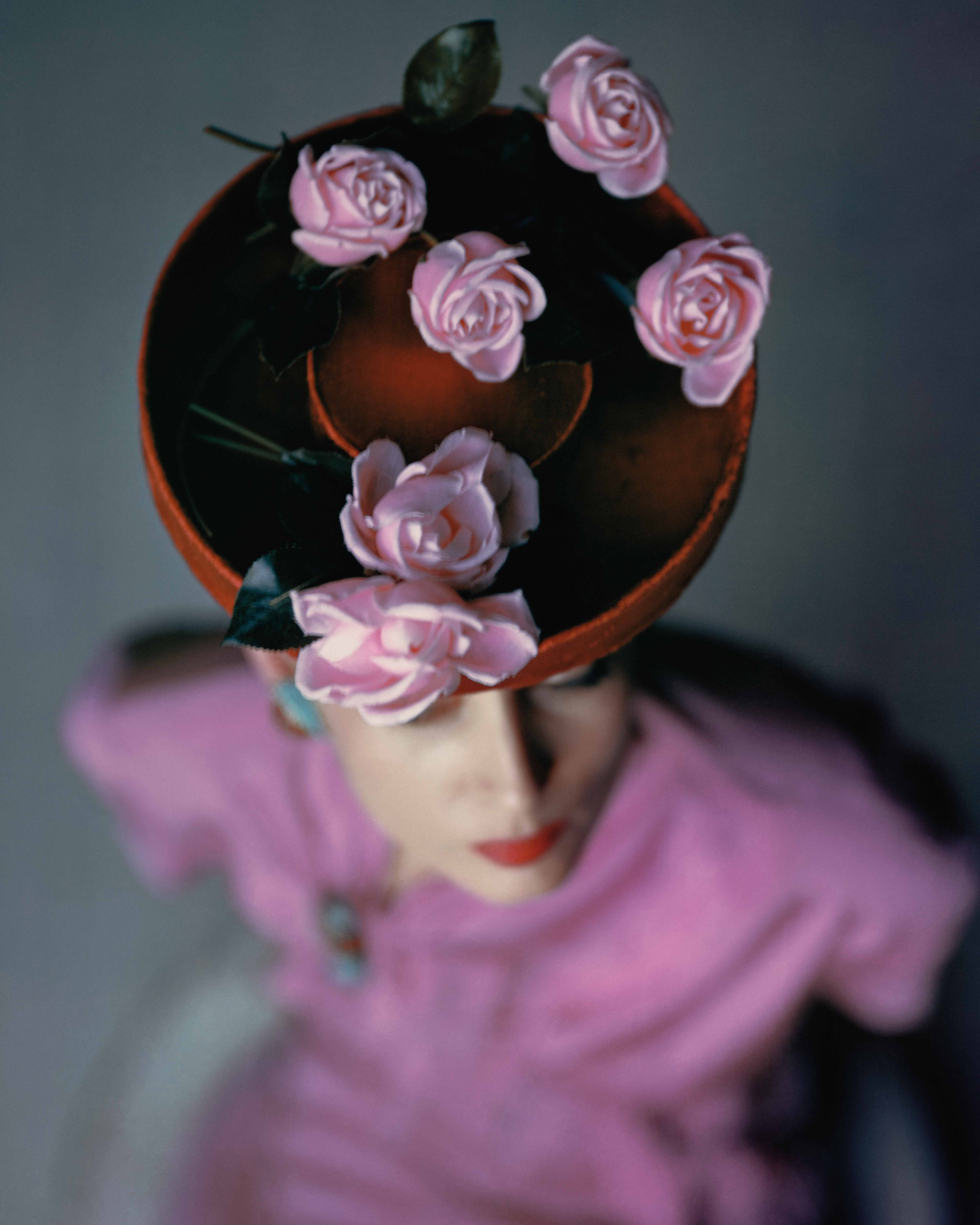 Modelo com chapéu em veludo e rosas aplicadas, fotografada para a Vogue americana em 1944 © John Rawlings/Condé Nast Archive