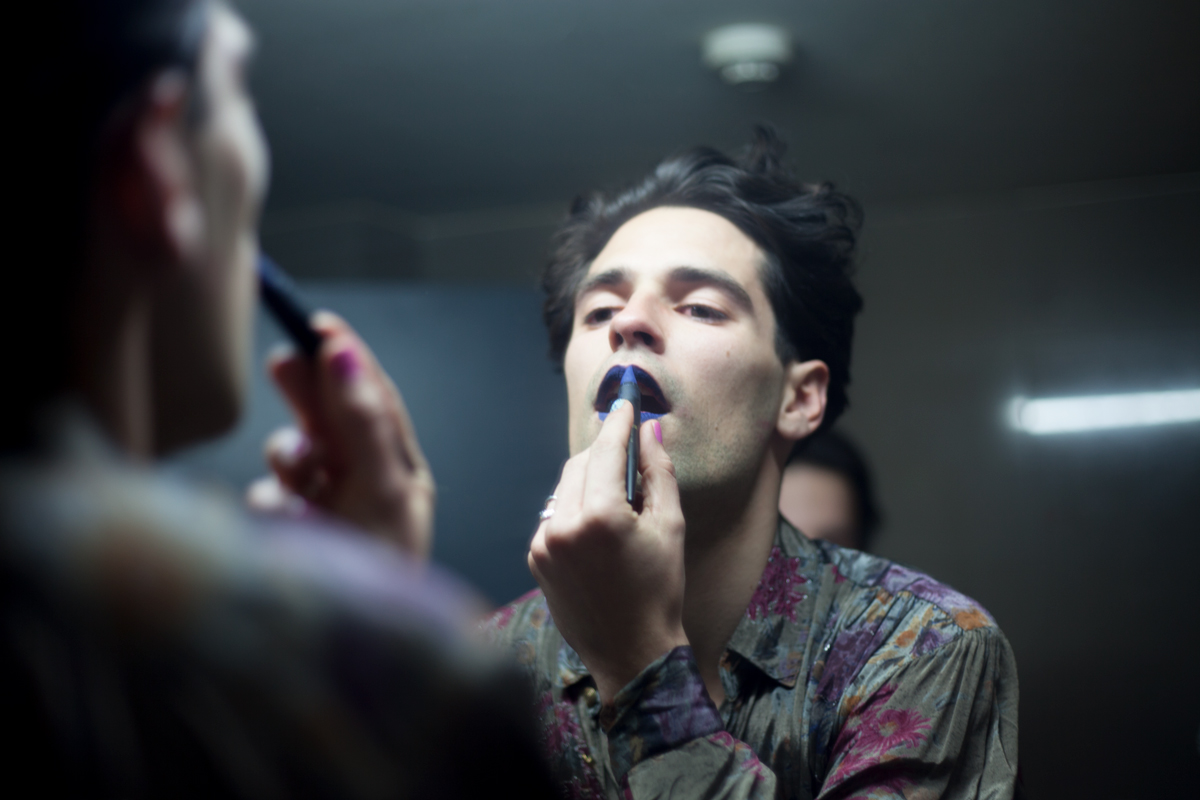 “Eu costumo pôr batom e rímel quando saio à noite, mas comecei com as unhas há três anos numa tarde de procrastinação com a minha irmã.”