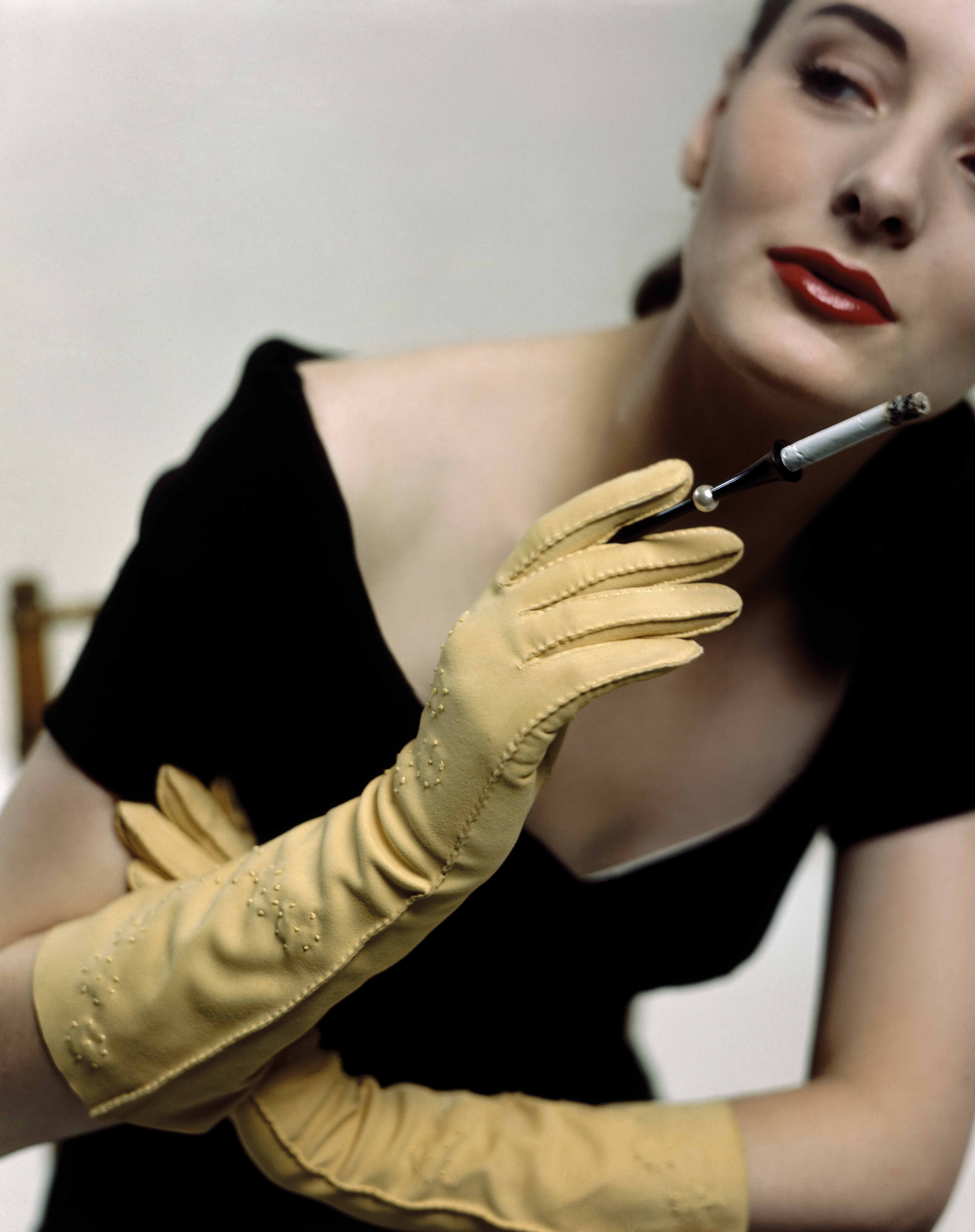 Modelo com luvas em pele, fotografada para a Glamour americana em 1946 © Serge Balkin/Condé Nast Archive