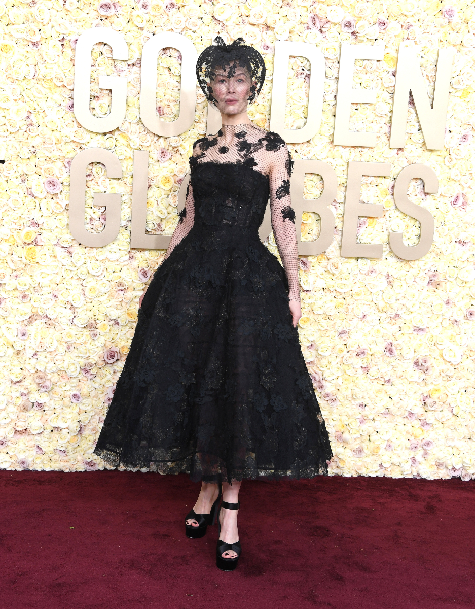 Rosamund Pike em Christian Dior Couture e jóias Boucheron