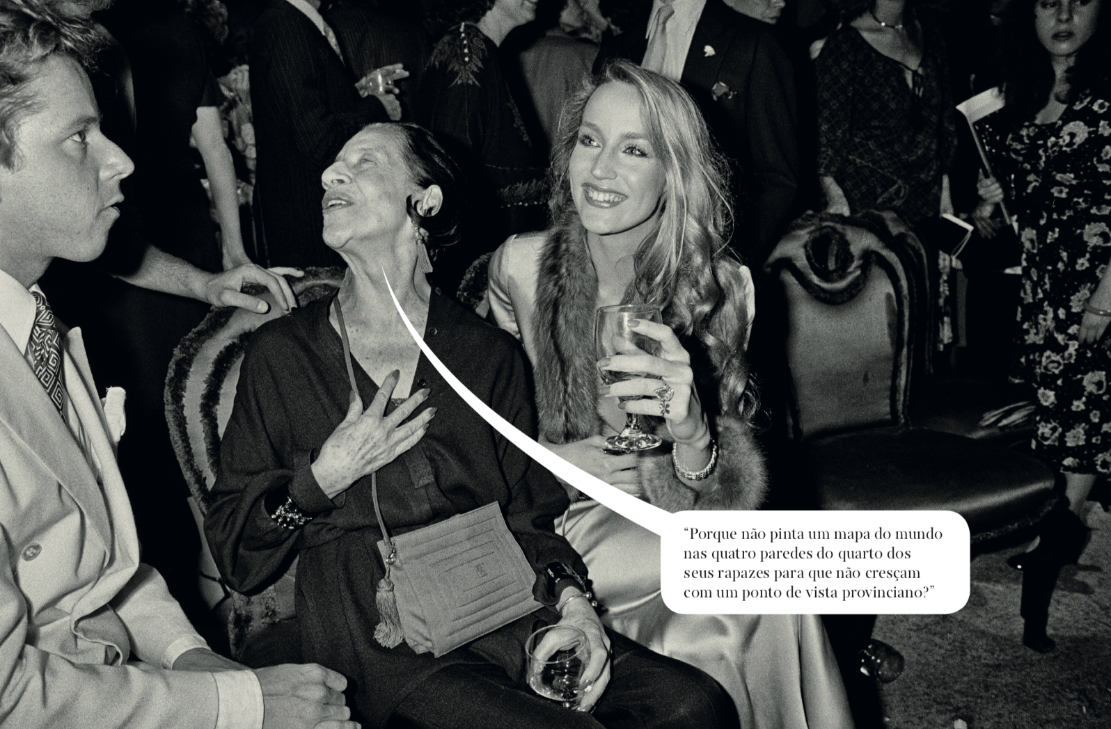 Diana Vreeland com Jerry Hall, na front row de um desfile em Nova Iorque, 1981. Fotografia © Getty Images.