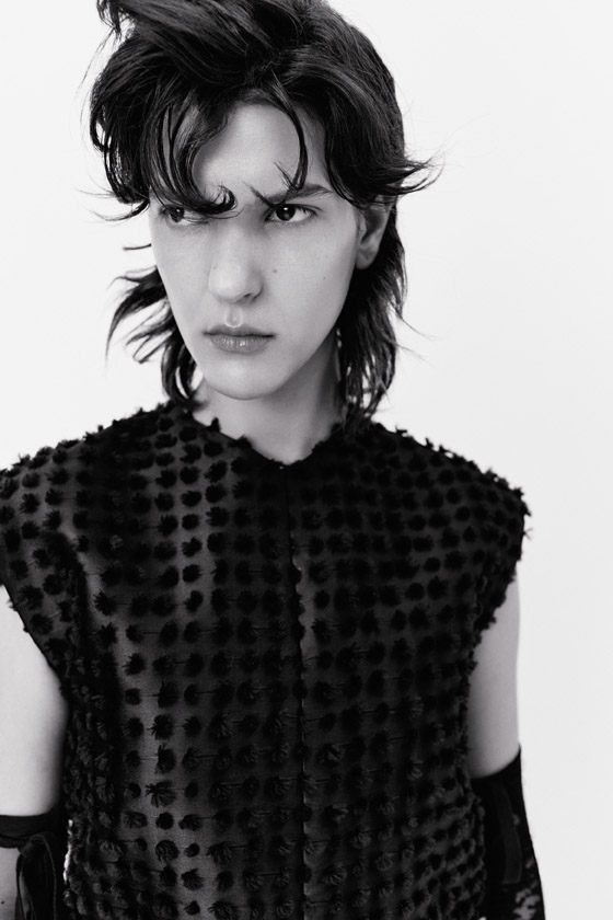 Romi: vestido, CALCATERRA. Luvas, ANN DEMEULEMEESTER.